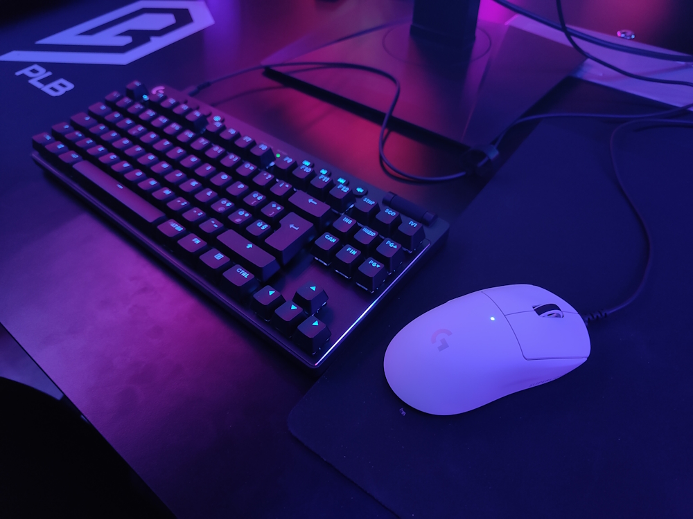 Logitech G PRO X Superlight 2 e Logitech G PRO X TKL Lightspeed