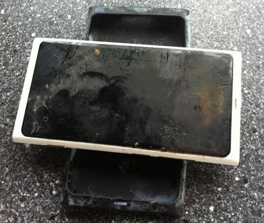 Nokia Lumia 800, perso in un lago