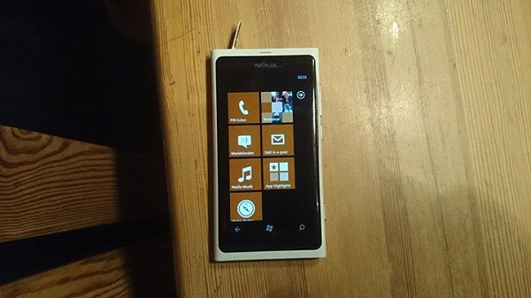 Nokia Lumia 800, disperso in un lago