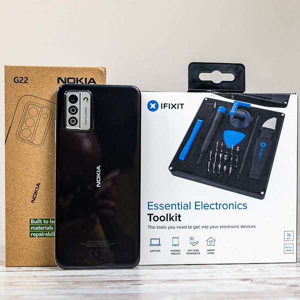Nokia G22: lo smartphone riparabile a casa da soli: kit riparazione iFixit con cacciaviti e utensili