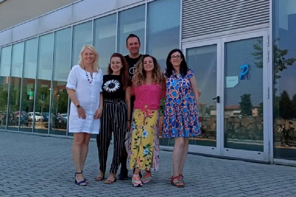 Da sinistra verso destra: Prof.ssa Jeannette Lucejko, docente di Chimica Analitica presso il DCCI; Dott.ssa Rosarita D’Orsi, Assegnista di ricerca in Chimica Organica presso il DCCI; Dott. Mihai Irimia-Vladu, Professore di Fisica presso la Johannes Kepler Universität di Linz (Austria); Dott.ssa Laura Spagnuolo, dottoranda presso il DCCI; Prof.ssa Alessandra Operamolla, docente di Chimica Organica presso il DCCI