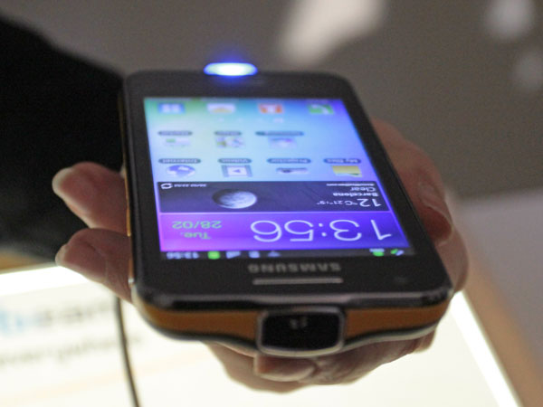 Samsung Galaxy Beam, smartphone con pico-proiettore integrato, Mobile  World Congress 2012