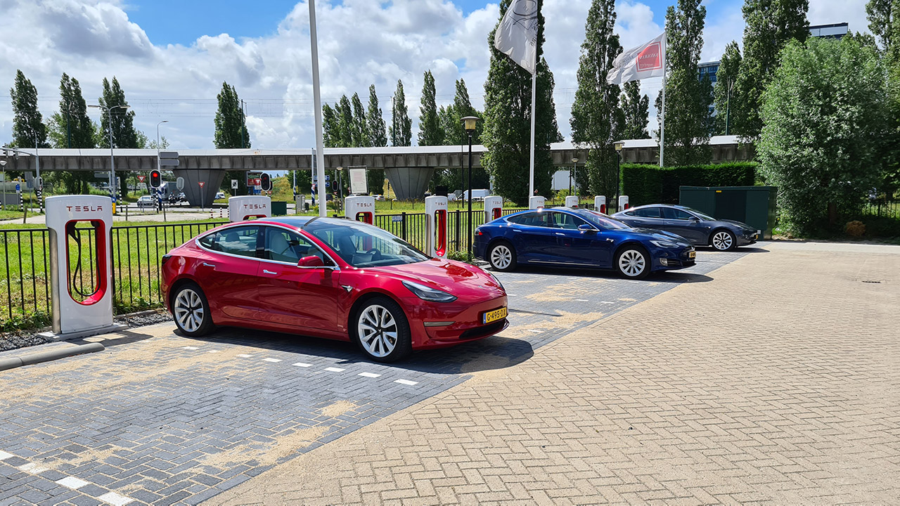 tesla_supercharger_luglio_1280.jpg