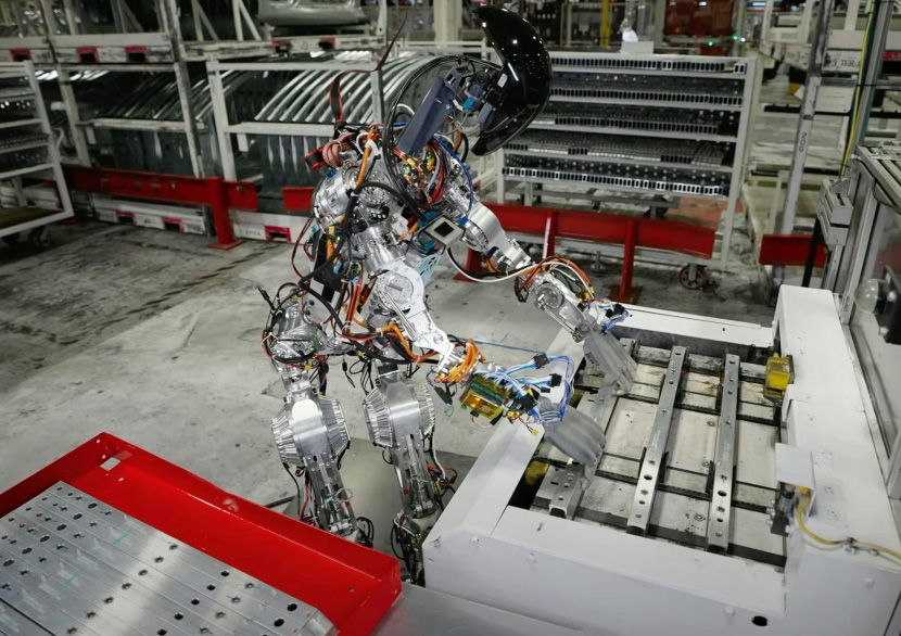 Tesla Bot, fra distopia e realt: un robot umanoide che sostituir il lavoro umano