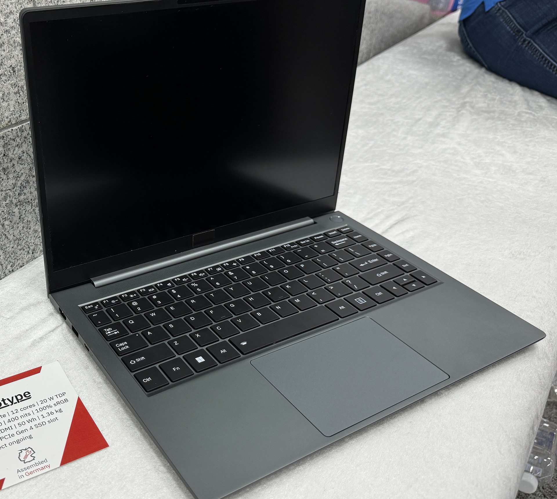tuxedo_snapdragon_x_elite_1.jpg