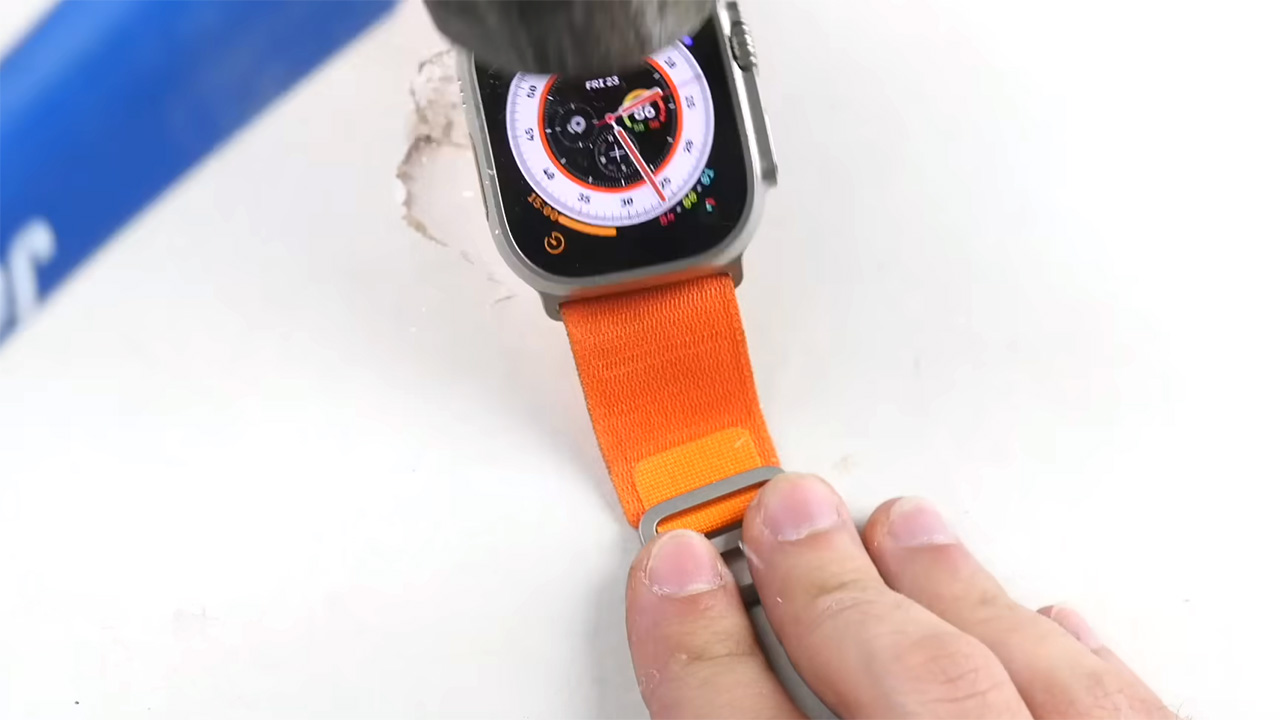 Apple Watch Ultra, display in frantumi nel test. Ma il tavolo si rompe prima